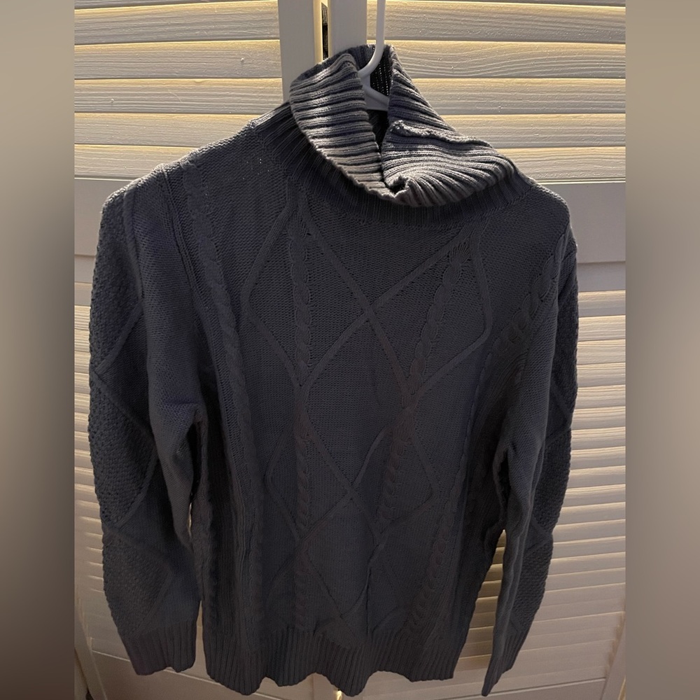 Turtleneck sweater. Size small. NWT.